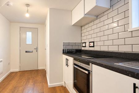 1 bedroom coach house to rent - Photo 2