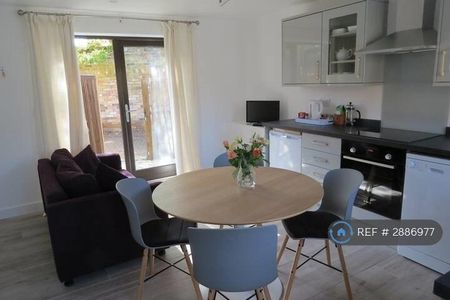 2 bedroom end of terrace house to rent - Photo 2