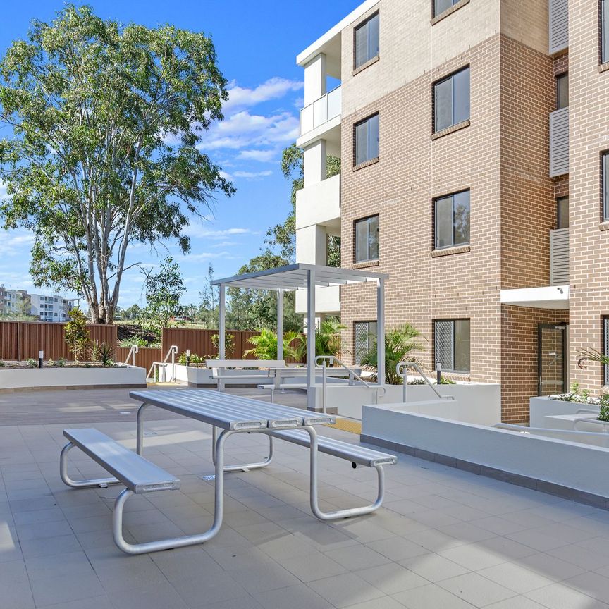 Fully Furnished Spacious luxury 2 Bedroom Apartment with Huge Courtyard - Photo 1