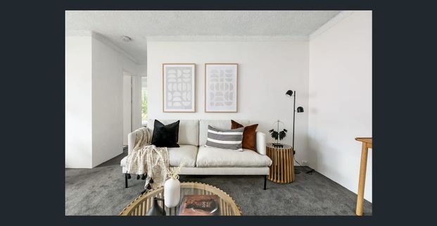 Immaculately refurbished two-bedroom apartment - Photo 1