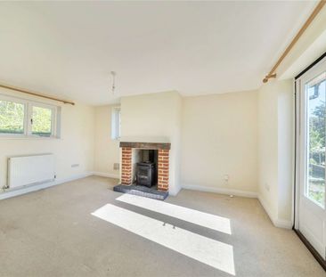 A two-bedroom cottage with driveway and garage in Oare village. - Photo 4