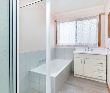 Attractive stand alone light filled unit in central Buninyong - Photo 6