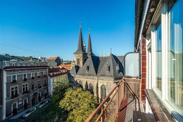 Prostorný a světlý byt 1+kk s výhledem, výtahem a sklepem, Nové Město, Biskupský dvůr 1154/1, Praha 1, ideální pro milovníky městského života - Фото 1
