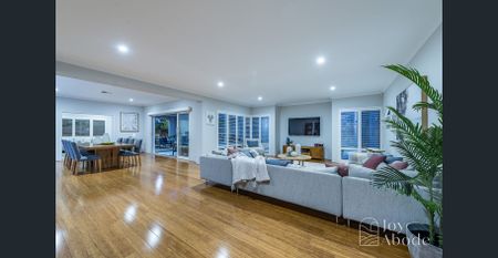 SPACIOUS HAMPTONS LIVING - Photo 4
