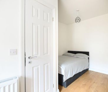 3 bedroom flat to rent - Photo 2
