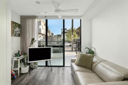 Stylish Apartment with Courtyard & Parking - Photo 2