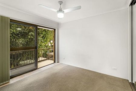 Immaculate Two Bedroom Unit Stones Throw Away From Broadwater - Photo 2