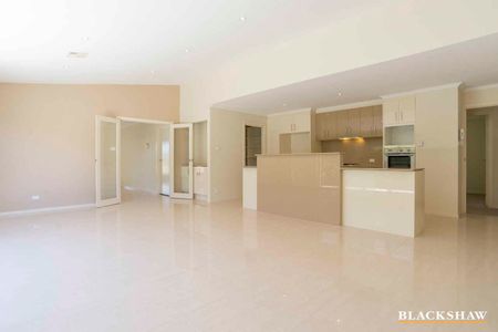 Light filled spacious family home - Photo 2