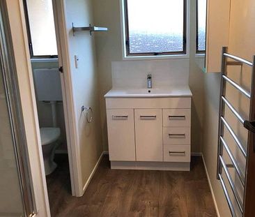 Tidy, handy to train station and motorway. - Photo 5