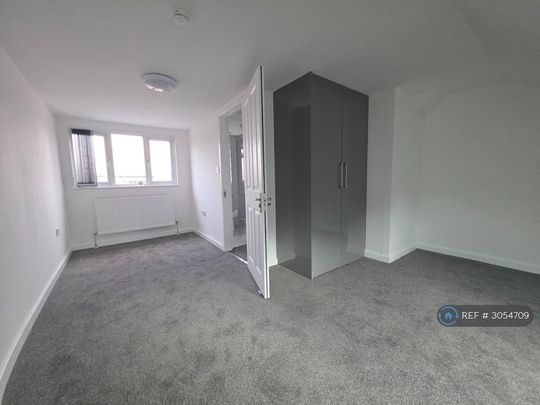 3 bedroom flat to rent - Photo 1