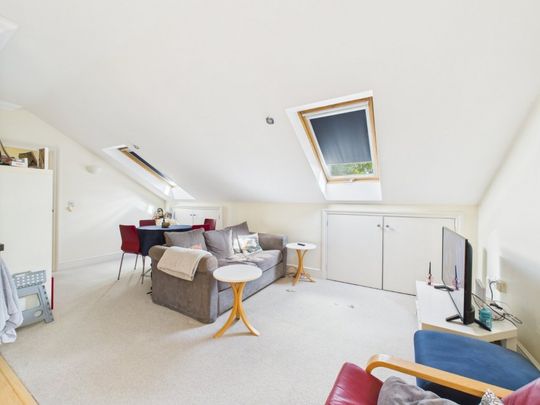 Leacroft, Staines-upon-Thames, Surrey,TW18 - Photo 1