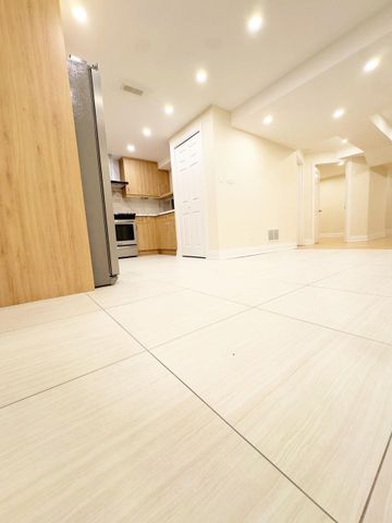 For Lease - 100 Larratt Lane, Richmond Hill, Ontario - Photo 3