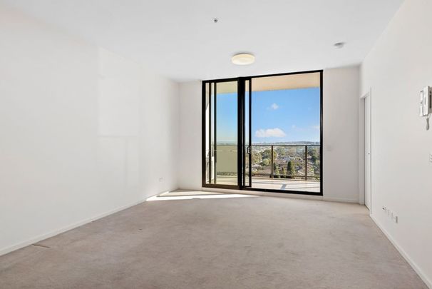 Oversized One Bedroom Apartment In Convenient Location - Photo 1