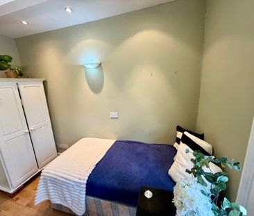 Room in a Shared House, Hammersmith Grove, W6 - Photo 2