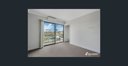 Stunning three level town house - modern, continently located - and still has that homely feel! - Photo 5