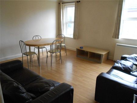 3 bedroom flat to rent - Photo 2