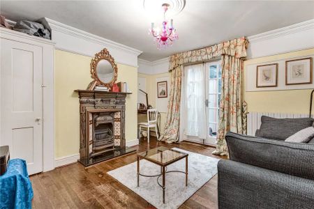 3 bedroom flat in London - Photo 5