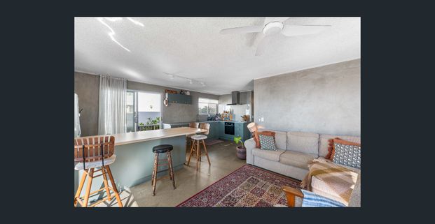 Beach side Miami with two car garage - Photo 1