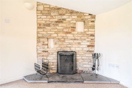 A single storey 4 bedroom , 2 bathroom barn conversion in the pretty village of Compton Dando, some 7 miles west of Bath. - Photo 2