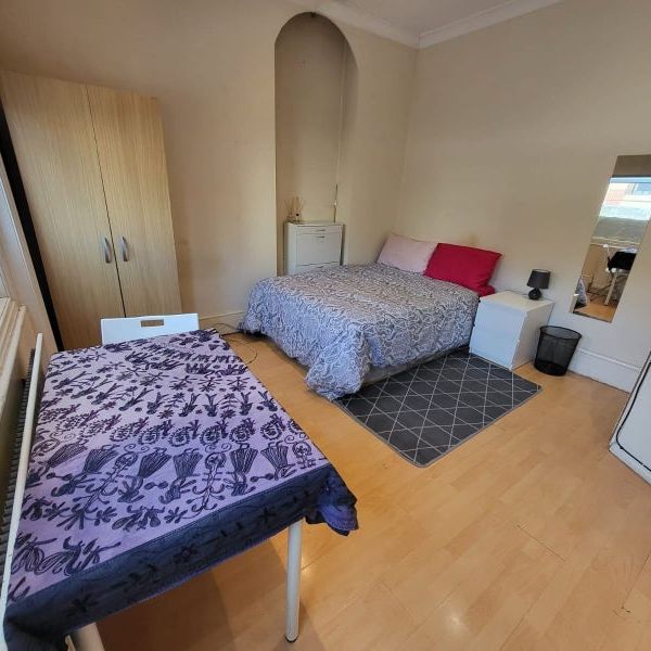 Room in a Shared Flat, High Road, NW10 - Photo 1