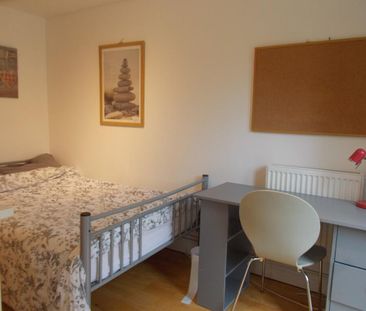 4 bedroom semi-detached house to rent - Photo 4