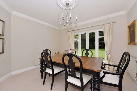 A detached family house situated in the prestigious Queens Acre gated development close to the Windsor Great Park - Photo 2