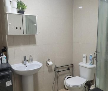 1 bedroom in a house share to rent - Photo 3