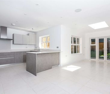 Four bedroom town house opposite Windsor Great Park in Englefield G... - Photo 2