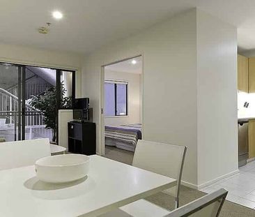 Stylish City One-Bed in Mount Street - Furnished Oasis - Photo 2