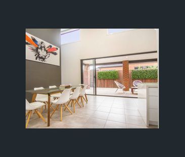 Stylish, established home With Club Armstrong included! - Photo 4