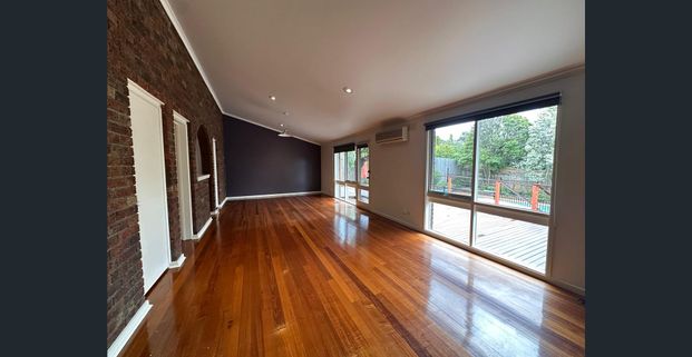 Immaculate family home in Prime Location — monthly gardening and pool maintenance included! - Photo 1