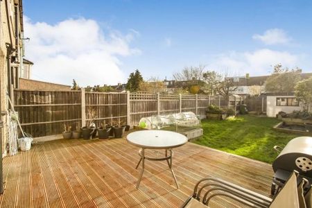 3 Bed Terraced House, Dereham Road, IG11 - Photo 5