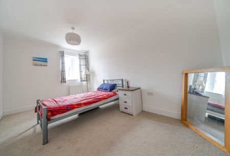 Beautiful Canal Side Two Bed Top Floor Flat to Let in Stroud - Photo 3