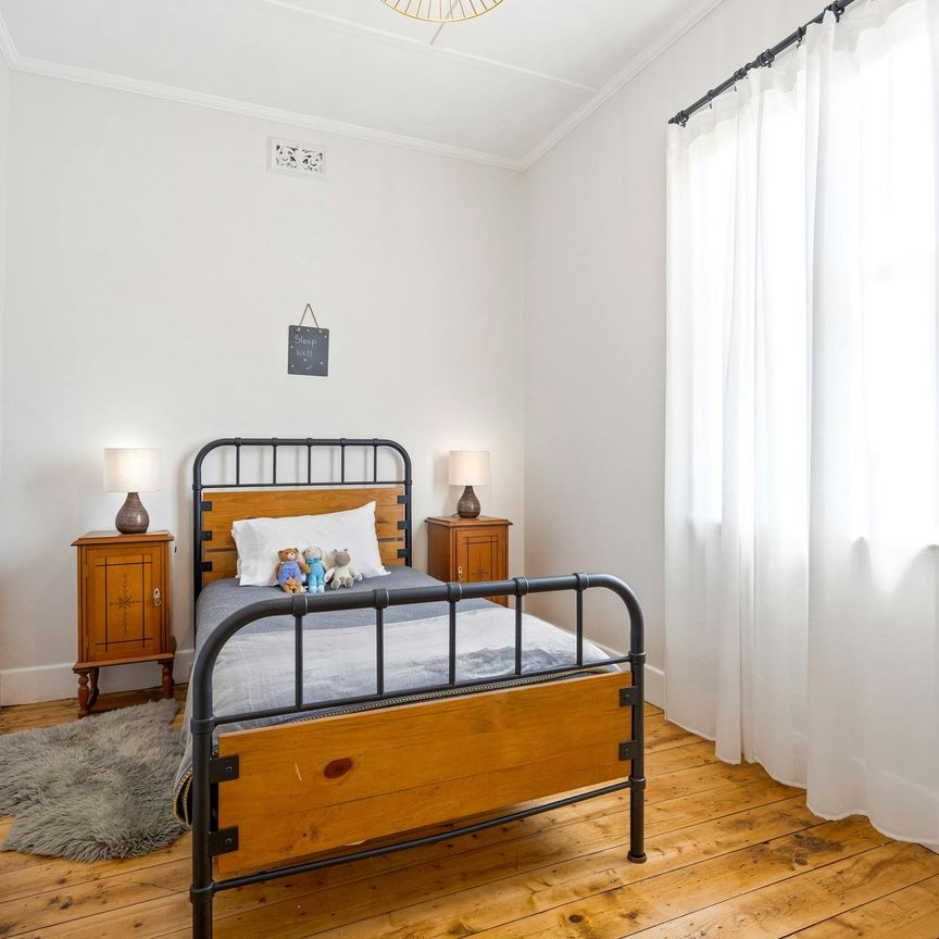 Welcome to Sunshine Cottage - Where Classic Charm meets Modern Luxury - Photo 1