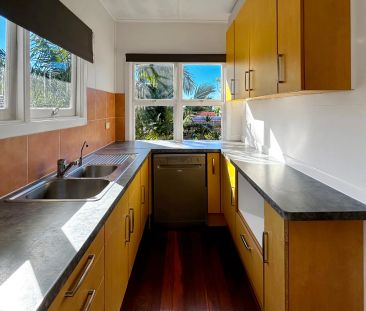 Relaxed beachside living with elevated ocean outlooks - Periodic Lease - Photo 5