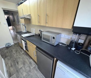 Price £500 pcm - Available Now - Furnished - Photo 4