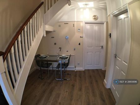 1 bedroom in a house share to rent - Photo 3