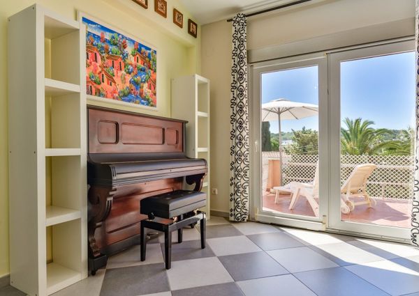 FOR RENT VILLA MORAIRA with 4 bedrooms for LONG TERM NEAR THE BEACH AND THE CITY