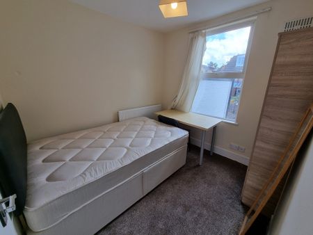 5 Bed Student Accommodation - Photo 4