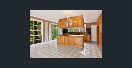 WARM WELCOMING AND FULL OF CHARACTER! - Photo 3