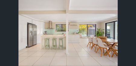 Stunning Family Home in Bundall - Photo 3