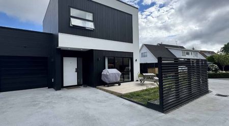 Stunning Three Bedroom in Sought After Queenwood - Photo 2