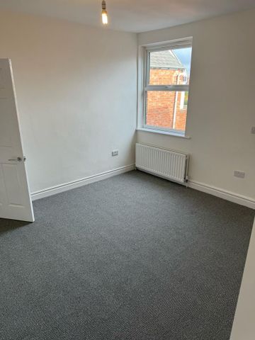 3 bedroom flat to rent - Photo 4