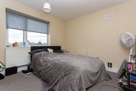 Bishopsford Road, Morden, SM4 - Photo 4