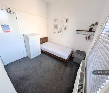 1 bedroom in a flat share to rent - Photo 3
