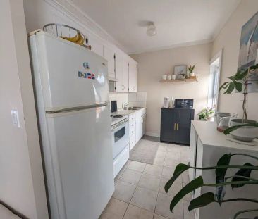 198 Burgar Street - 4 — 1 Bedroom - Photo 2