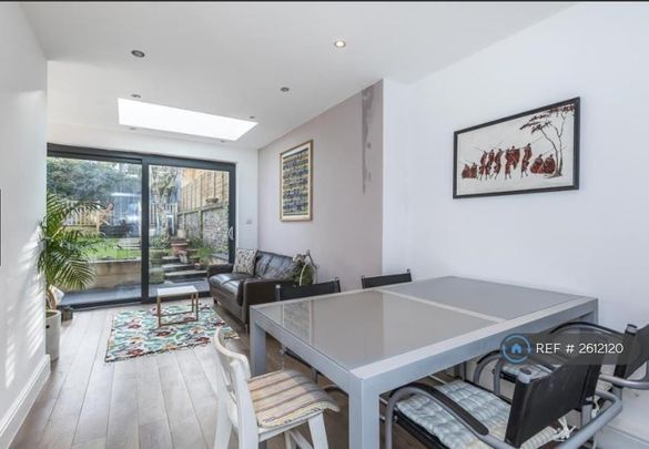 4 bedroom end of terrace house to rent - Photo 1