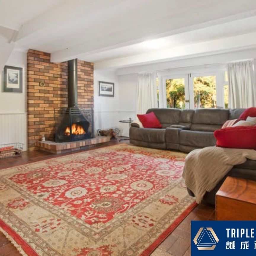 Spacious modern three bedrooms plus one big study room & Outdoor pool and stunning private garden & Furnitures option & Energy saver with solar panel - Photo 1