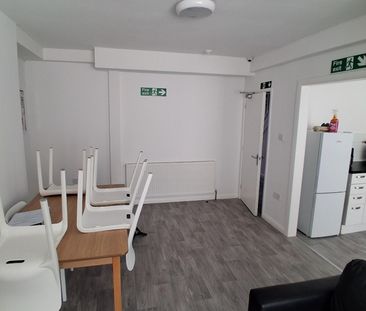 Room in a Shared House, Kingston Road, LU2 - Photo 2
