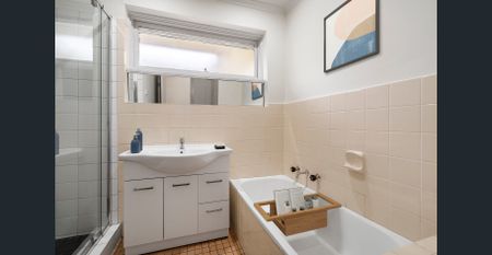 Spacious Three-Bedroom Apartment in a Prime Location - Photo 3